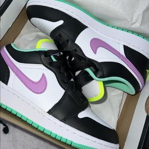 Jordan 1 Low’s Green Glow Violet Shock 💚